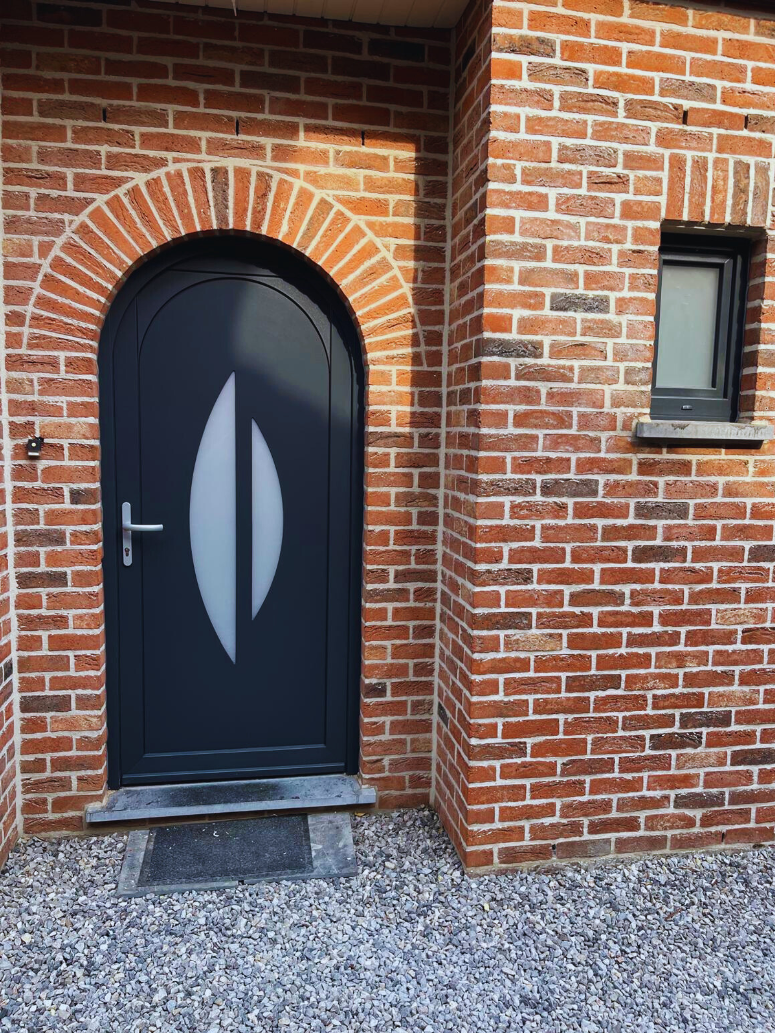 Porte cintrée sur mesure : un charme unique, une installation maîtrisée