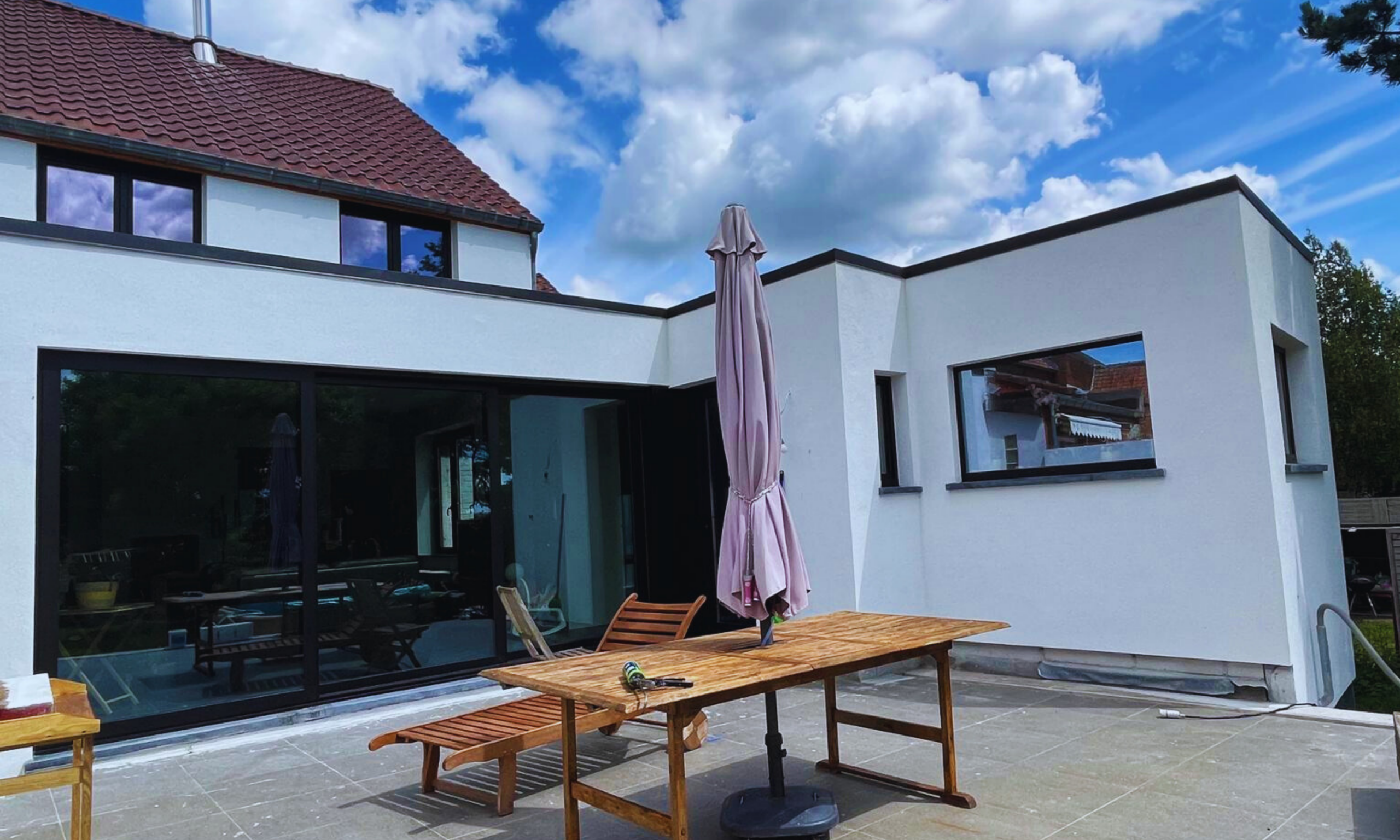 Ouverture vitrée sur mesure : un intérieur baigné de lumière